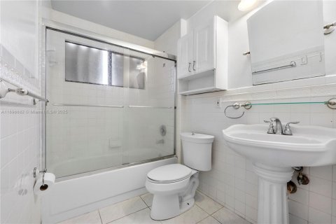 House in North Lauderdale, Florida 3 bedrooms, 126.16 sq.m. № 2013392 - photo 10