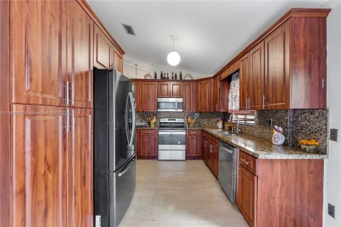 House in North Lauderdale, Florida 3 bedrooms, 126.16 sq.m. № 2013392 - photo 4