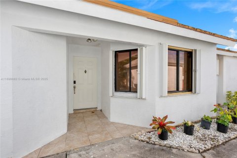 House in North Lauderdale, Florida 3 bedrooms, 126.16 sq.m. № 2013392 - photo 12