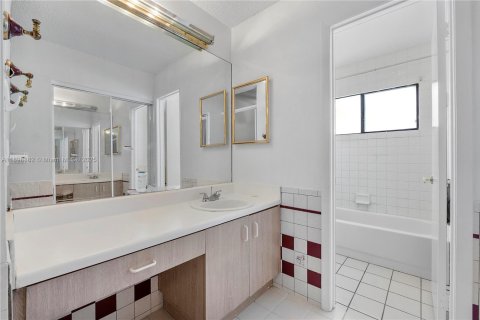 House in North Lauderdale, Florida 3 bedrooms, 126.16 sq.m. № 2013392 - photo 11