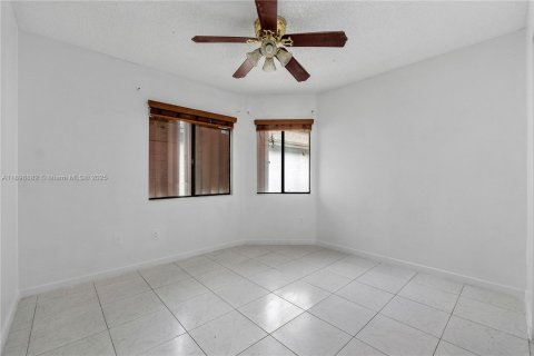House in North Lauderdale, Florida 3 bedrooms, 126.16 sq.m. № 2013392 - photo 8