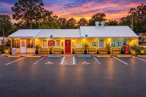 Immobilier commercial à Astor, Floride 147.9 m2 № 2275701