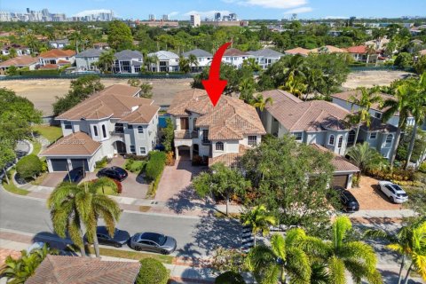 Купить виллу или дом в Норт-Майами-Бич, Флорида 5 спален, 444.07м2, № 1935480 - фото 8
