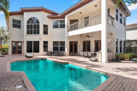 Купить виллу или дом в Норт-Майами-Бич, Флорида 5 спален, 444.07м2, № 1935480 - фото 1