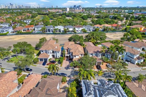 Купить виллу или дом в Норт-Майами-Бич, Флорида 5 спален, 444.07м2, № 1935480 - фото 16