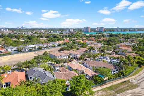 Купить виллу или дом в Норт-Майами-Бич, Флорида 5 спален, 444.07м2, № 1935480 - фото 20