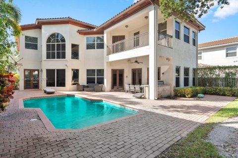 Купить виллу или дом в Норт-Майами-Бич, Флорида 5 спален, 444.07м2, № 1935480 - фото 2