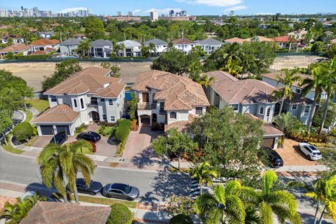 Купить виллу или дом в Норт-Майами-Бич, Флорида 5 спален, 444.07м2, № 1935480 - фото 12