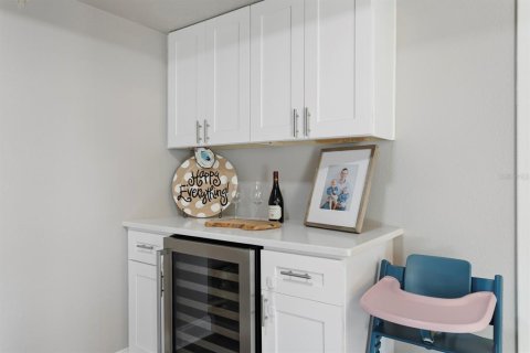 House in Temple Terrace, Florida 4 bedrooms, 185.8 sq.m. № 1680845 - photo 10