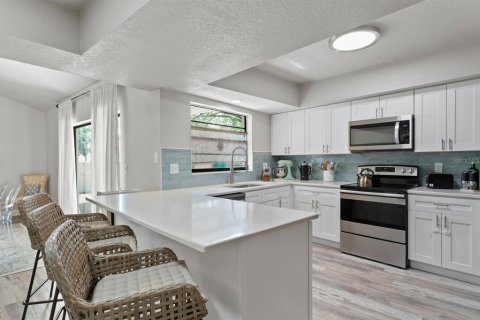 House in Temple Terrace, Florida 4 bedrooms, 185.8 sq.m. № 1680845 - photo 6