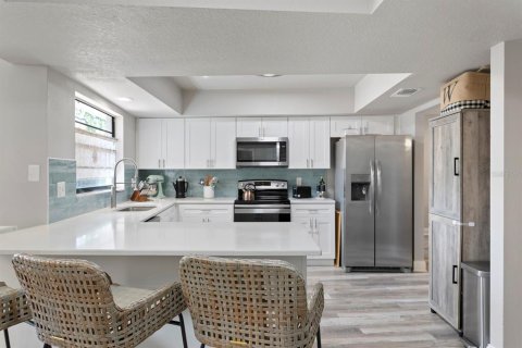 House in Temple Terrace, Florida 4 bedrooms, 185.8 sq.m. № 1680845 - photo 8