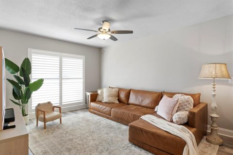 House in Temple Terrace, Florida 4 bedrooms, 185.8 sq.m. № 1680845 - photo 13