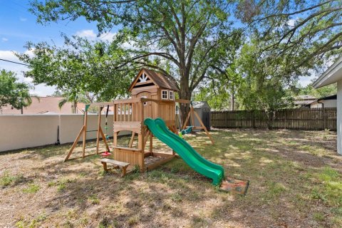 House in Temple Terrace, Florida 4 bedrooms, 185.8 sq.m. № 1680845 - photo 29