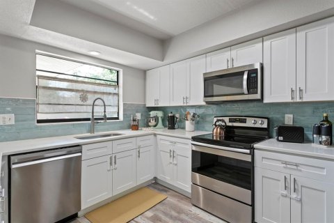 House in Temple Terrace, Florida 4 bedrooms, 185.8 sq.m. № 1680845 - photo 7