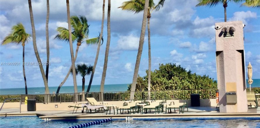 Кондоминиум с 2 спальнями в Ки-Бискейн, Флорида № 2025042