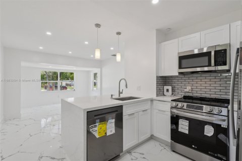 Купить виллу или дом в Форт-Лодердейл, Флорида 3 спальни, 110.93м2, № 1932092 - фото 19