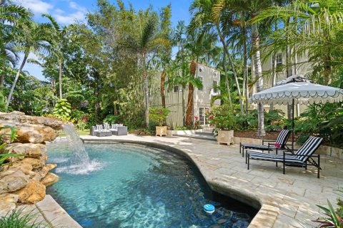 House in West Palm Beach, Florida 4 bedrooms, 229.38 sq.m. № 2158402 - photo 1