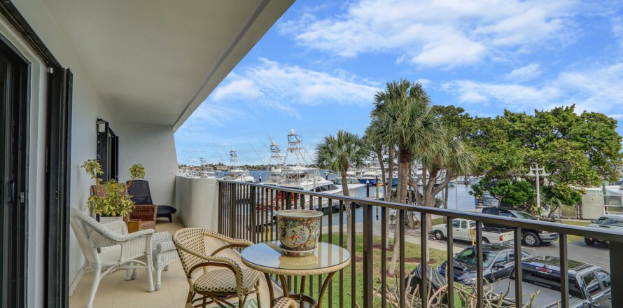 Condo in North Palm Beach, Florida, 2 bedrooms № 1014225