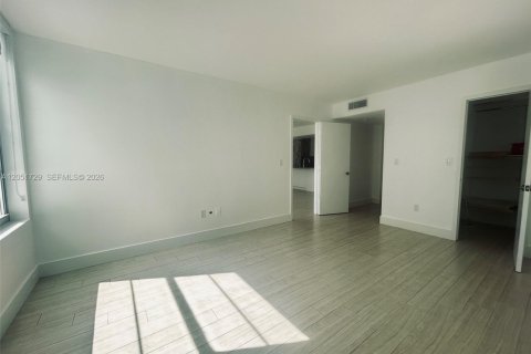 Condo in Miami Beach, Florida, 1 bedroom № 2264845 - photo 27