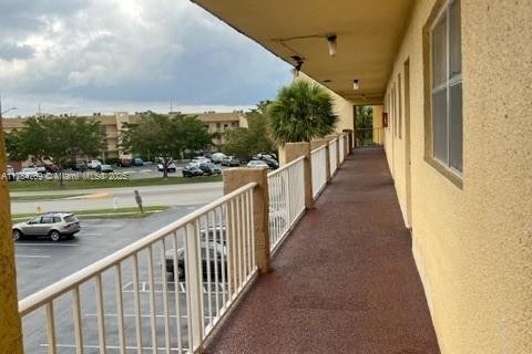 Condo in Sunrise, Florida, 2 bedrooms  № 1863029 - photo 2