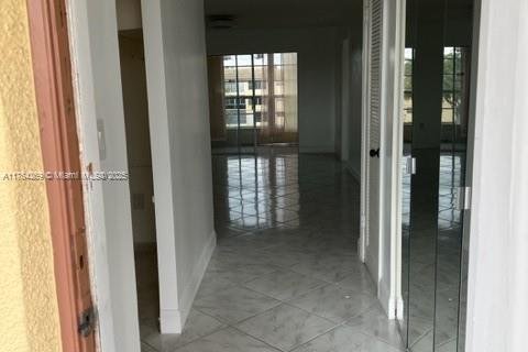 Condo in Sunrise, Florida, 2 bedrooms  № 1863029 - photo 4