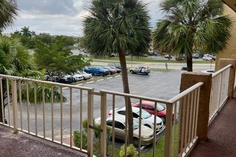 Condo in Sunrise, Florida, 2 bedrooms  № 1863029 - photo 1