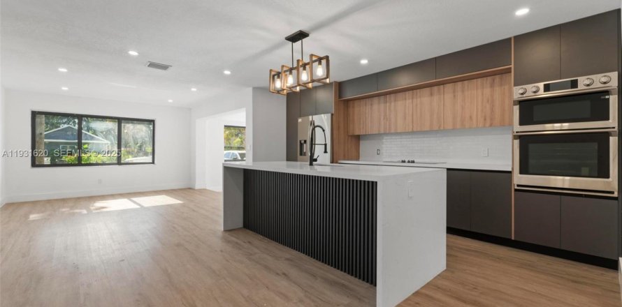 House in Fort Lauderdale, Florida 3 bedrooms, 144.74 sq.m. № 2034802