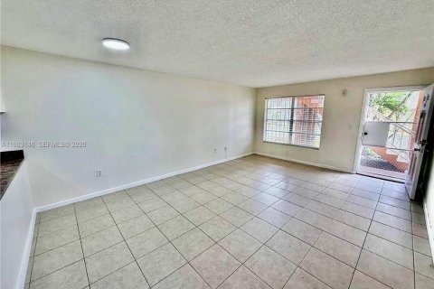 Снять в аренду кондоминиум в Майами-Гарденс, Флорида 40.88м2, № 2049967 - фото 3