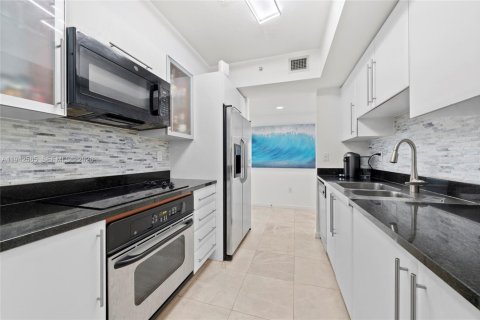 Condo in Fort Lauderdale, Florida, 2 bedrooms  № 2004262 - photo 6