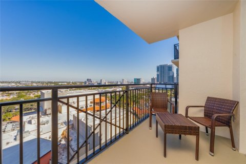 Condo in Fort Lauderdale, Florida, 2 bedrooms  № 2004262 - photo 17