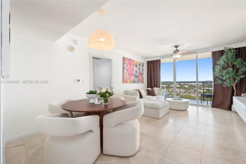 Condo in Fort Lauderdale, Florida, 2 bedrooms  № 2004262 - photo 2