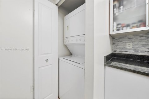 Condo in Fort Lauderdale, Florida, 2 bedrooms  № 2004262 - photo 8