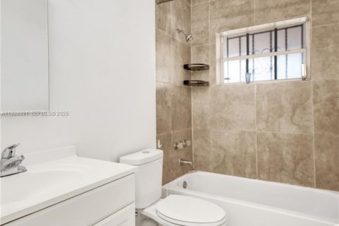 House in Miami, Florida 2 bedrooms, 83.61 sq.m. № 1990645 - photo 21