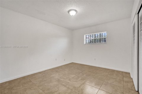 House in Miami, Florida 2 bedrooms, 83.61 sq.m. № 1990645 - photo 19