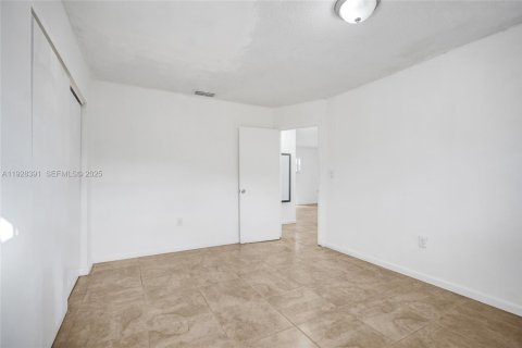 House in Miami, Florida 2 bedrooms, 83.61 sq.m. № 1990645 - photo 18