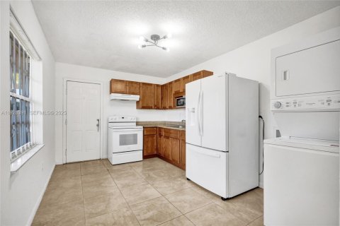 House in Miami, Florida 2 bedrooms, 83.61 sq.m. № 1990645 - photo 11