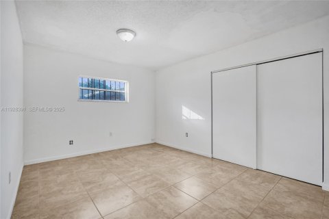 House in Miami, Florida 2 bedrooms, 83.61 sq.m. № 1990645 - photo 16