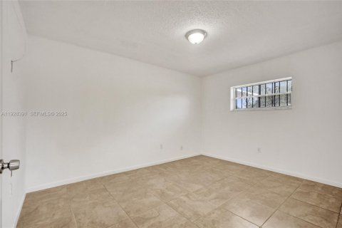 House in Miami, Florida 2 bedrooms, 83.61 sq.m. № 1990645 - photo 23