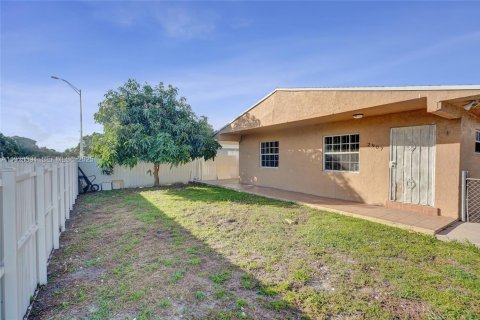 House in Miami, Florida 2 bedrooms, 83.61 sq.m. № 1990645 - photo 30