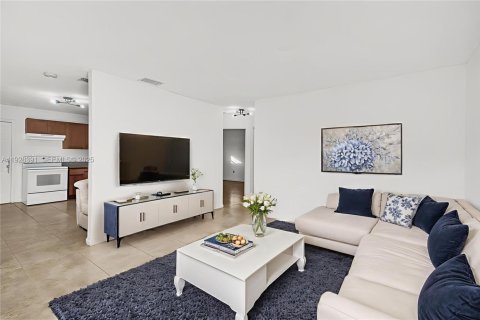 House in Miami, Florida 2 bedrooms, 83.61 sq.m. № 1990645 - photo 1