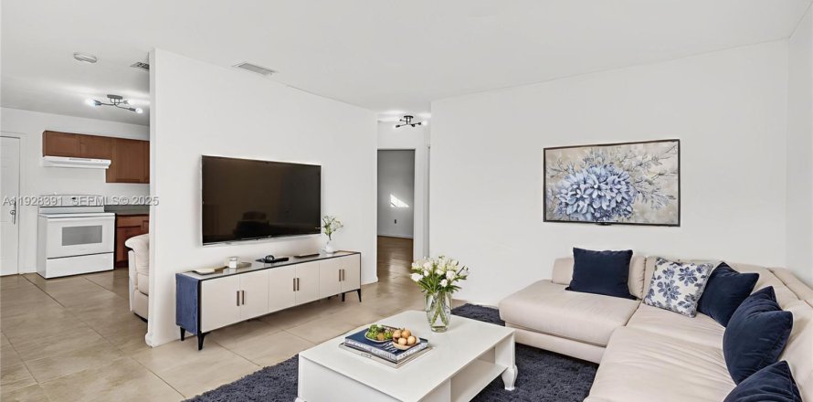 House in Miami, Florida 2 bedrooms, 83.61 sq.m. № 1990645