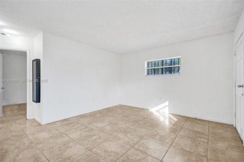 House in Miami, Florida 2 bedrooms, 83.61 sq.m. № 1990645 - photo 9