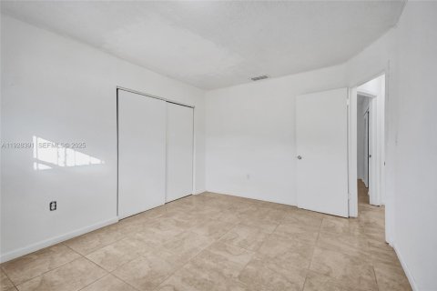 House in Miami, Florida 2 bedrooms, 83.61 sq.m. № 1990645 - photo 17