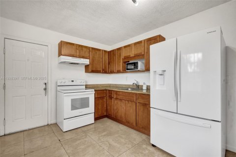 House in Miami, Florida 2 bedrooms, 83.61 sq.m. № 1990645 - photo 14