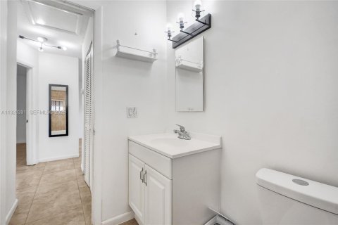 House in Miami, Florida 2 bedrooms, 83.61 sq.m. № 1990645 - photo 22