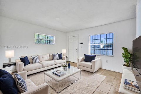 House in Miami, Florida 2 bedrooms, 83.61 sq.m. № 1990645 - photo 2