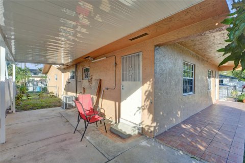 House in Miami, Florida 2 bedrooms, 83.61 sq.m. № 1990645 - photo 27