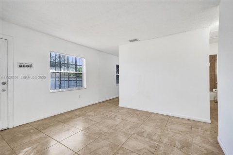 House in Miami, Florida 2 bedrooms, 83.61 sq.m. № 1990645 - photo 7