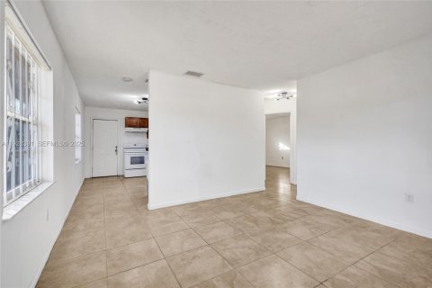 House in Miami, Florida 2 bedrooms, 83.61 sq.m. № 1990645 - photo 15
