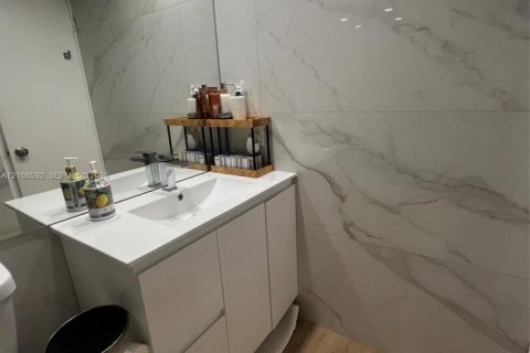 Condominio en alquiler en Bal Harbour, Florida, 1 dormitorio, 94.67 m2 № 2429989 - foto 14
